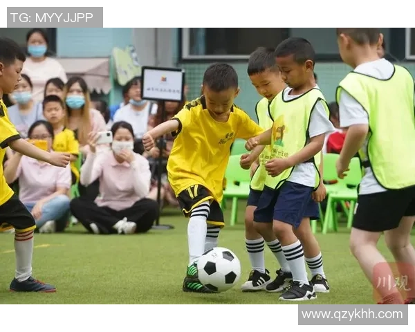 足球明星与儿子共享快乐时光亲子互动尽显温馨足球魅力